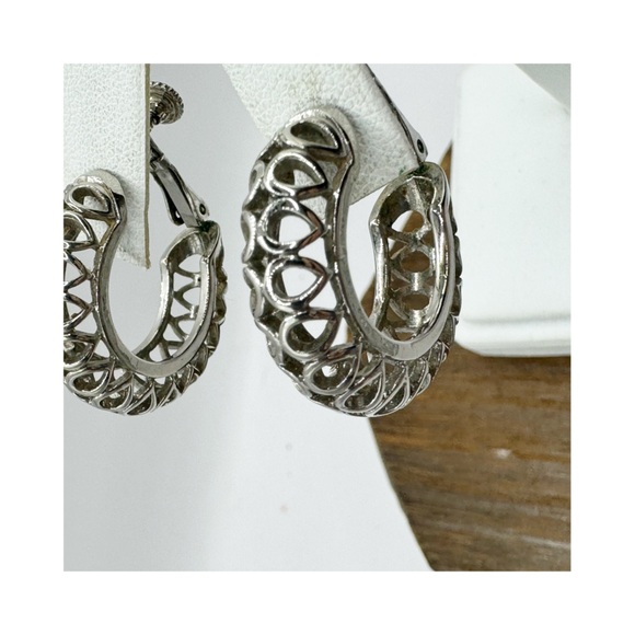 Vintage silver tone chunky hoop earrings with open cut outs  hinged clip on - Picture 6 of 11